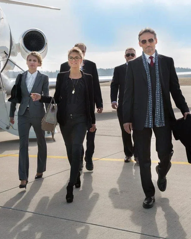 Delegación de ejecutivos caminando por la pista tras desembarcar de un avión privado